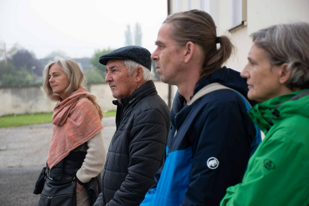 Del udeleženk in udeležencev vodenega sprehoda po Velikovcu, Drugi z leve Štefan Sienčnik starejši. Foto: Novice