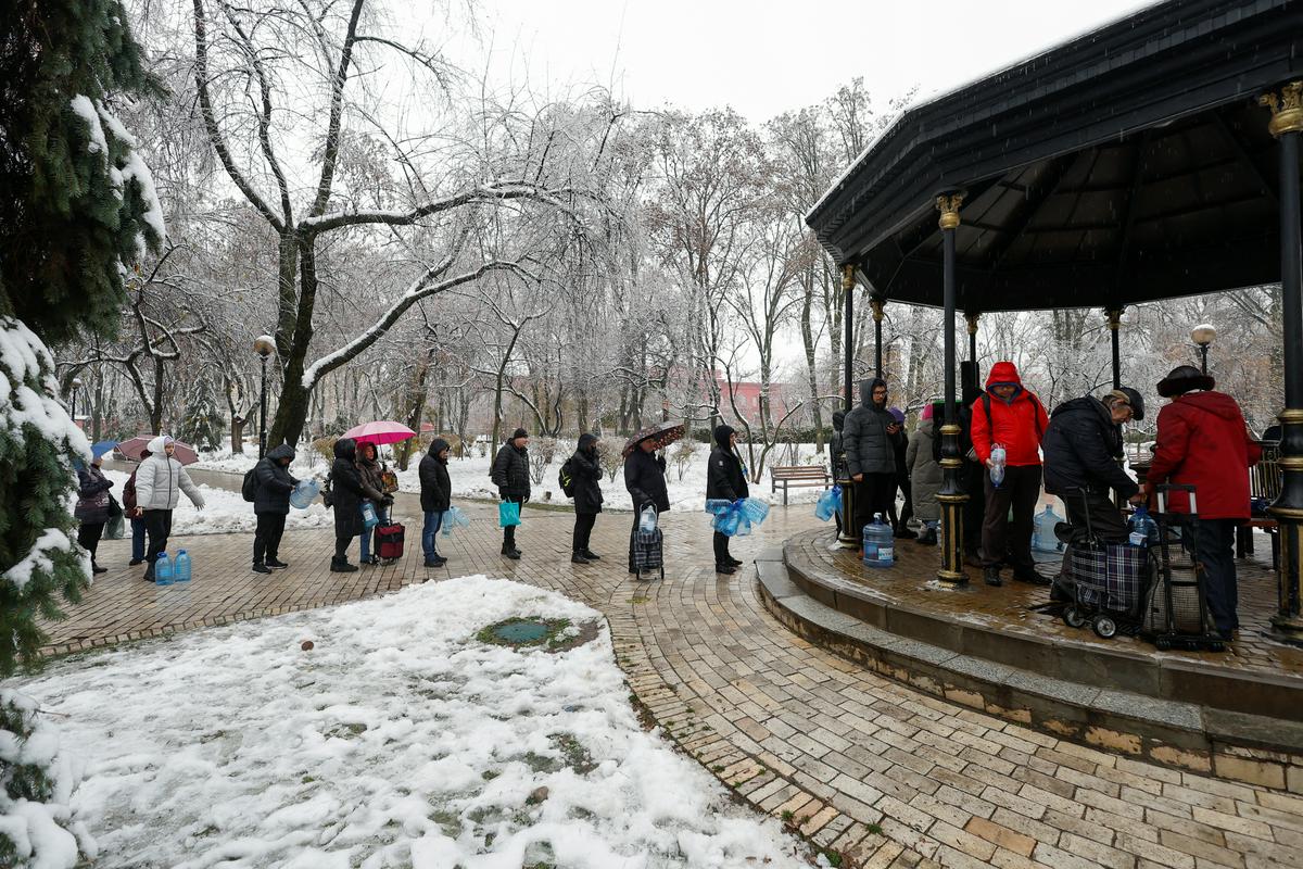 Prebivalci Kijeva čakajo v vrsti za vodo. Foto: Reuters