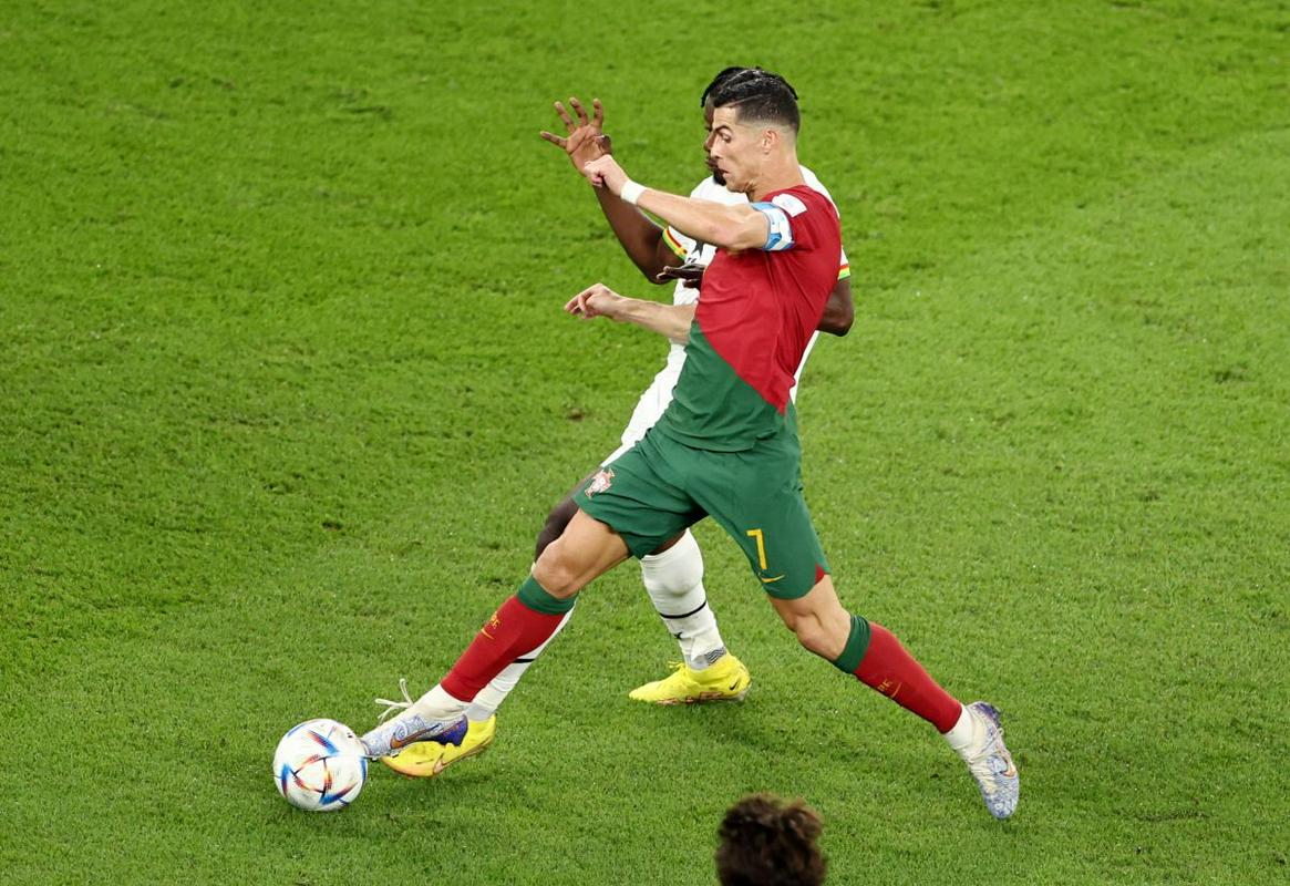 Prekršek za enajstmetrovko, po kateri je Cristiano Ronaldo Portugalsko popeljal v vodstvo. Foto: Reuters
