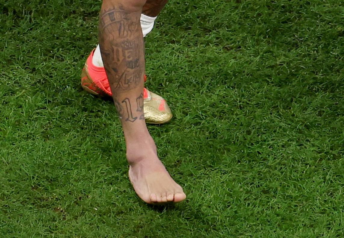 Neymar's reddened and sprained ankle as he left the green of the Lusaila stadium at the end of the match with Serbia.  Photo: Reuters