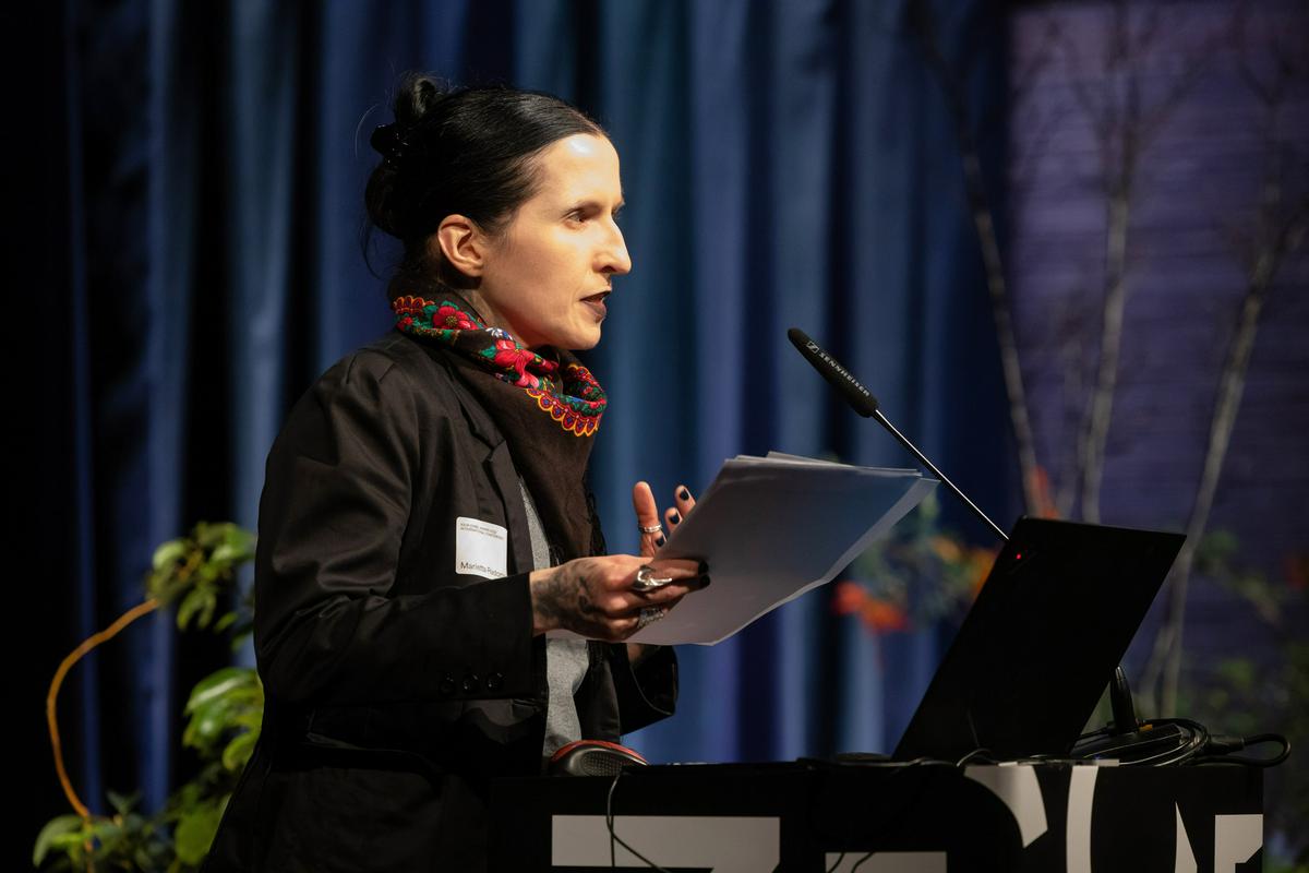 Marietta Radomska  je predstavila prispevek z naslovom Ekologije smrti, ekologije žalovanja: Biofilozofski asemblaži (ne)živih umetnosti. Foto: Nada Žgank