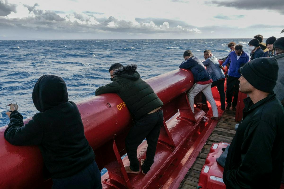 Italija in Francija sta se zapletli v diplomatski spor zaradi reševanja prebežnikov z ladje Ocean Viking. Foto: Reuters