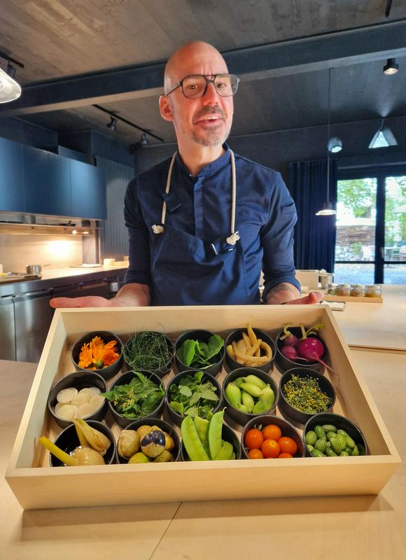 Timo Fritsch, vodja kuhinje v OZ-u, vegetarijanski restavraciji v sklopu Caminadove izpostave v Füsrstenauu. Foto: MMC RTV SLO/Kaja Sajovic