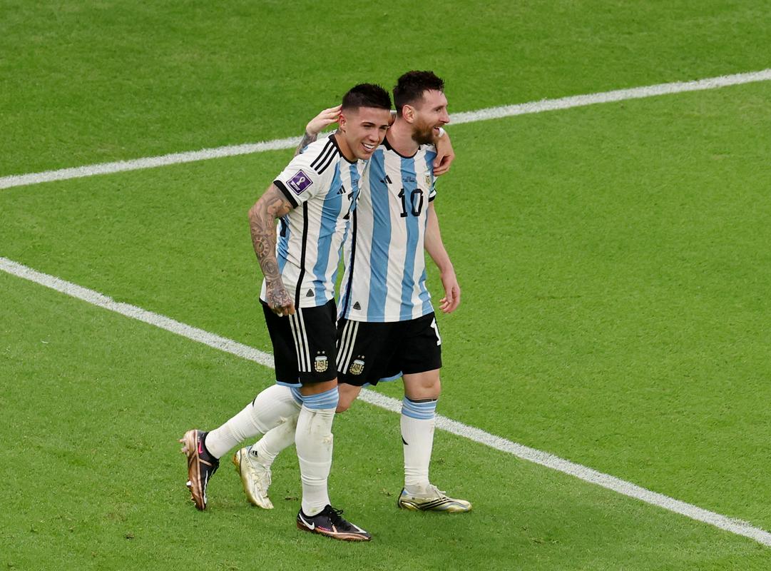 Lionel Messi je dosegel 93. gol za Argentino, osmega na svetovnih prvenstvih, Enzo Fernandez pa je na petem nastopu za reprezentanco prvič zatresel mrežo. Foto: Reuters