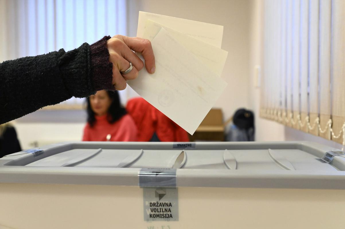 Tri glasovnice za tri referendume o treh zakonih. Foto: BoBo/Žiga Živulović jr.