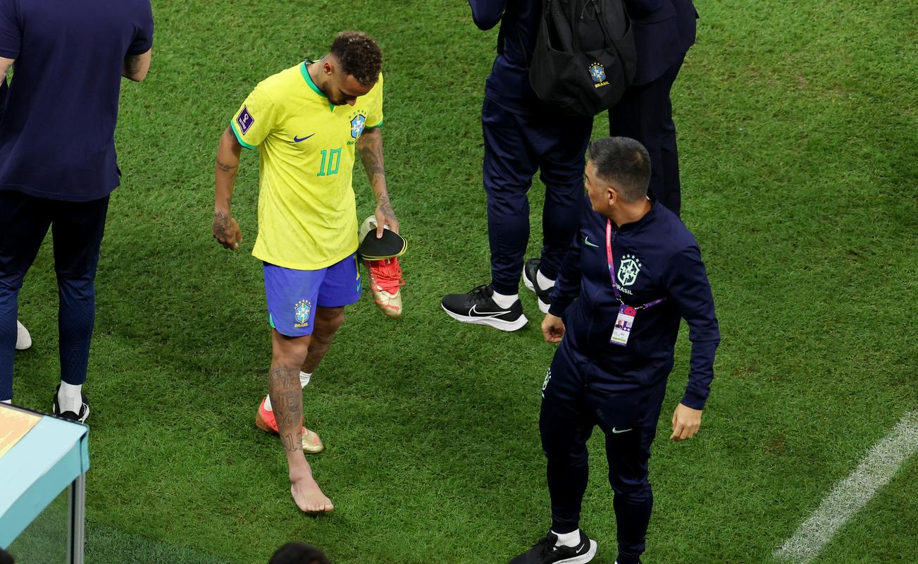 Neymar je z otečenim gležnjem zapustil zelenico. Foto: Reuters