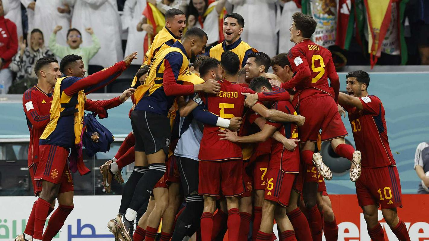 Veselje Špancev ob zadetku Alvara Morate. To je bil za 30-letnika iz Madrida 29. gol za člansko izbrano vrsto Španije. Foto: Reuters