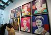 Rekord za Warholov tisk: portret kraljice Elizabete II. na dražbi prodan za 818 tisoč evrov