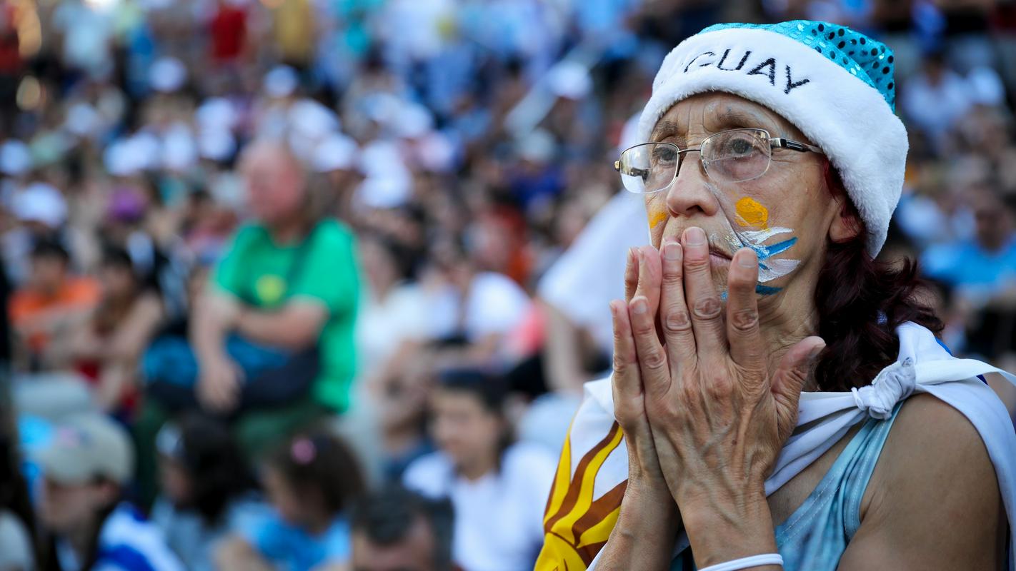 Urugvajski navijači so zaskrbljeni nad predstavami svojih ljubljencev v Katarju. Foto: EPA