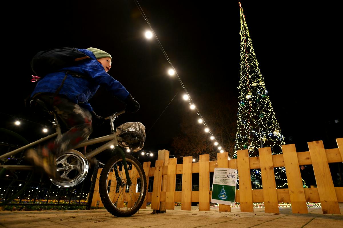 V vrtenju pedalov se pogosto preizkusijo družine, od najmlajših do starejših. Foto: Reuters