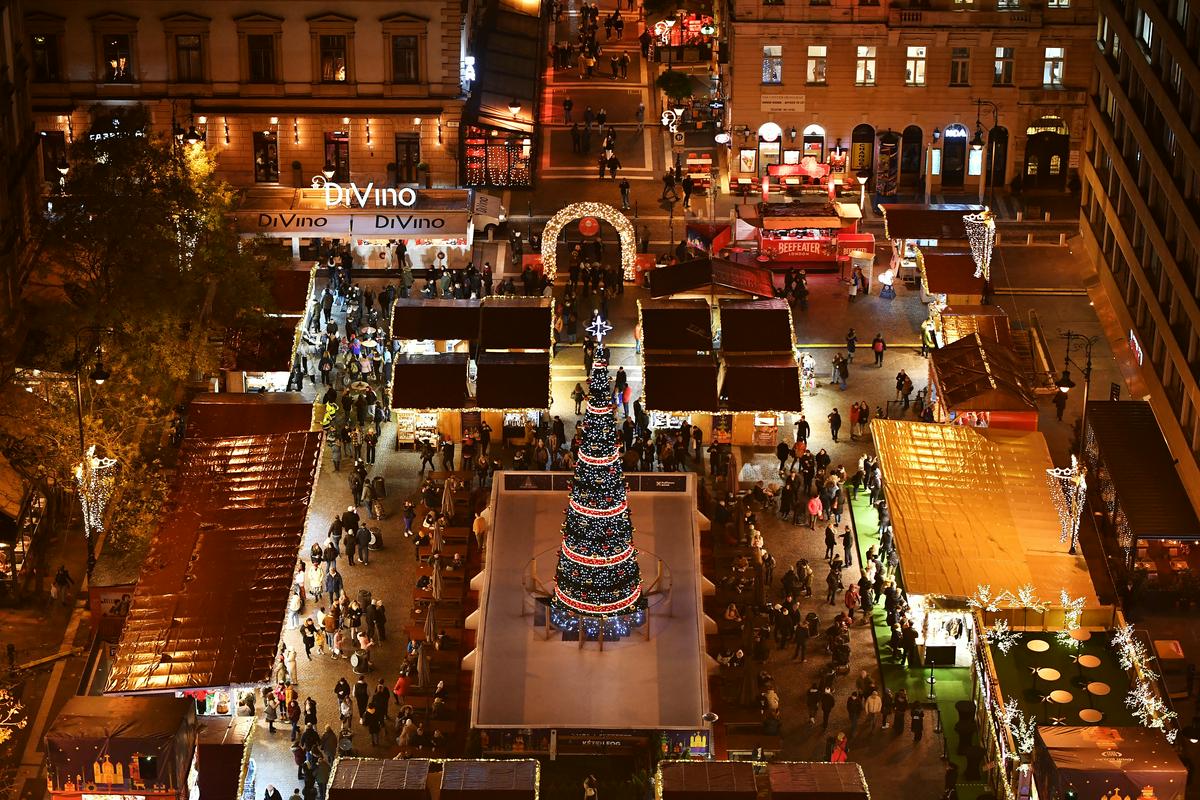 Trg je letos manj osvetljen kot prejšnja leta. Foto: Reuters