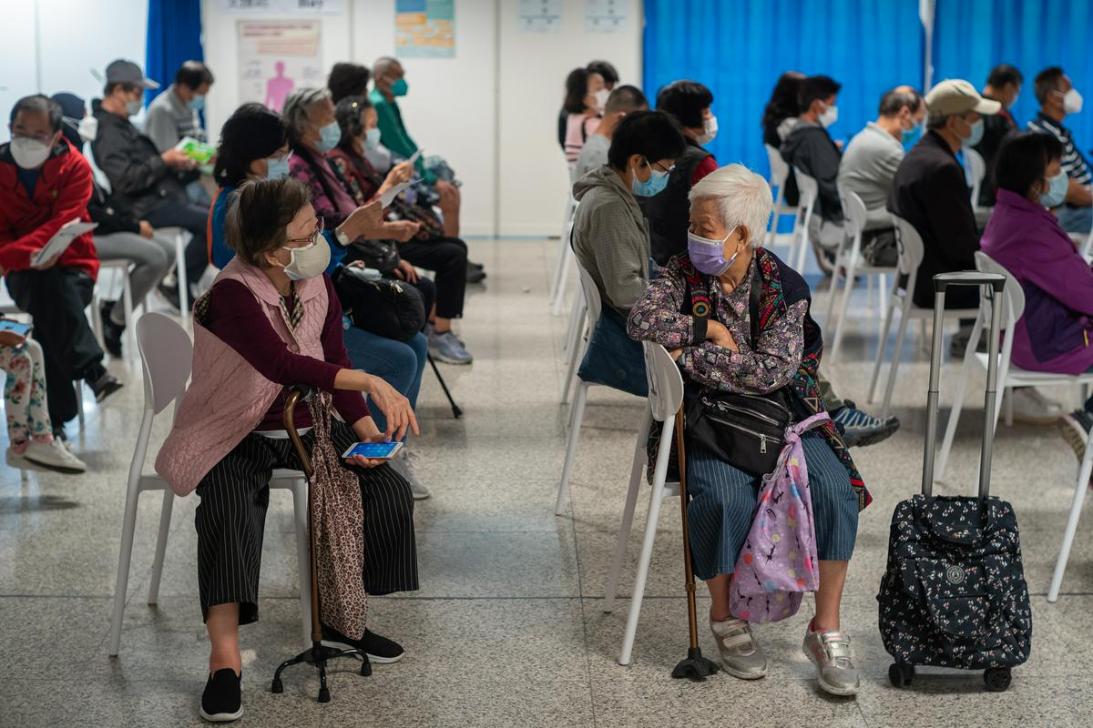 Z novo kampanjo cepljenja želijo kitajske oblasti zaščititi starejše prebivalce. Foto: EPA