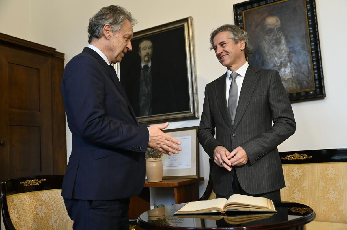 Ravnatelj NUK-a Viljem Leban in predsednik vlade Robert Golob. Foto: BoBo/Žiga Živulović ml.