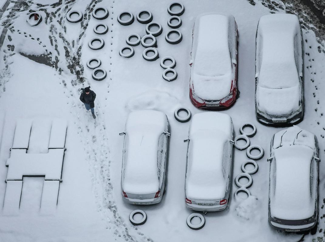 Snežne razmere v Kijevu, v katerih milijoni Ukrajincev nimajo rednega dostopa do elektrike. Foto: Reuters