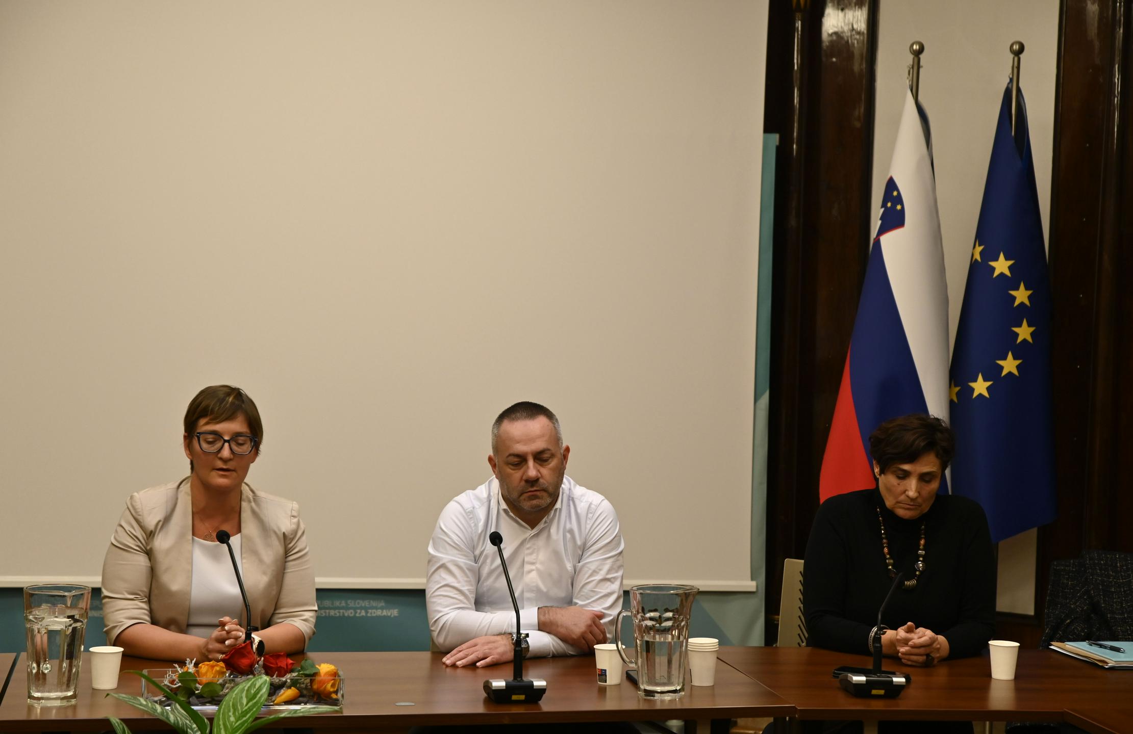 Nadaljevanje pogajanj o plačnem stebru v zdravstvu, sindikati nezadovoljni z vladnim predlogom