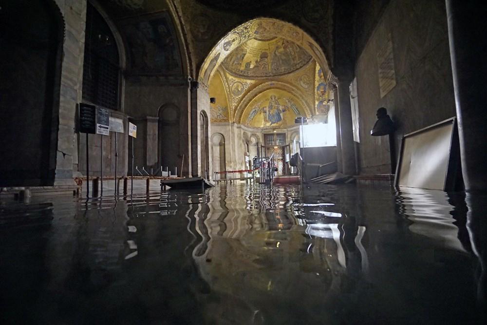 Posledice poplav v Benetkah pred tremi leti. Foto: EPA