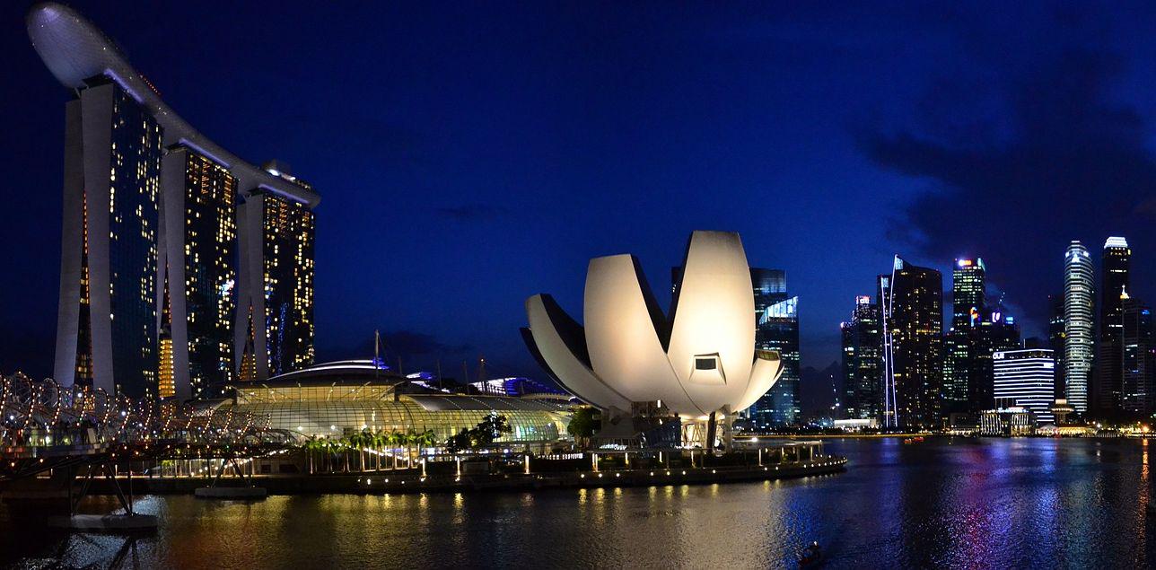 Pogled na mestno veduto Singapurja s slovitim hotelom Marina Bay Sands na levi strani. Foto: Pixabay