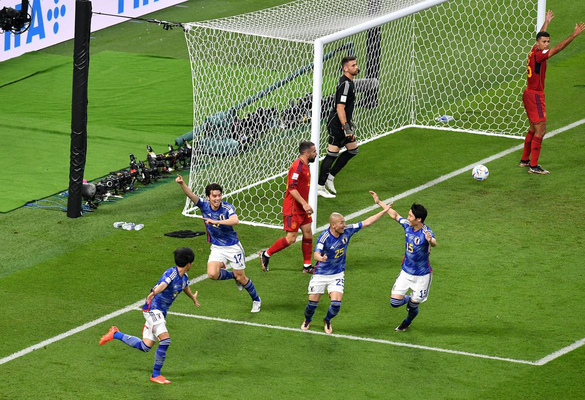 Japonci se veselijo uvrstitve v osmino finala. Foto: Reuters