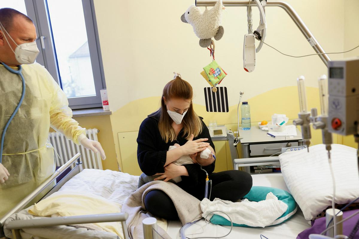 RSV je najpogostejši povzročitelj akutnega bronhiolitisa majhnih otrok, predvsem dojenčkov, medtem ko pri večjih otrocih in odraslih povzroča blažja prehladna obolenja. Foto: Reuters