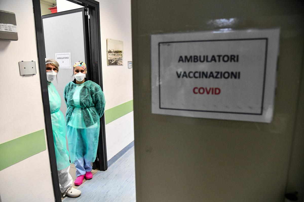 Italijansko ustavno sodišče odločilo v prid obveznemu cepljenju proti covidu-19