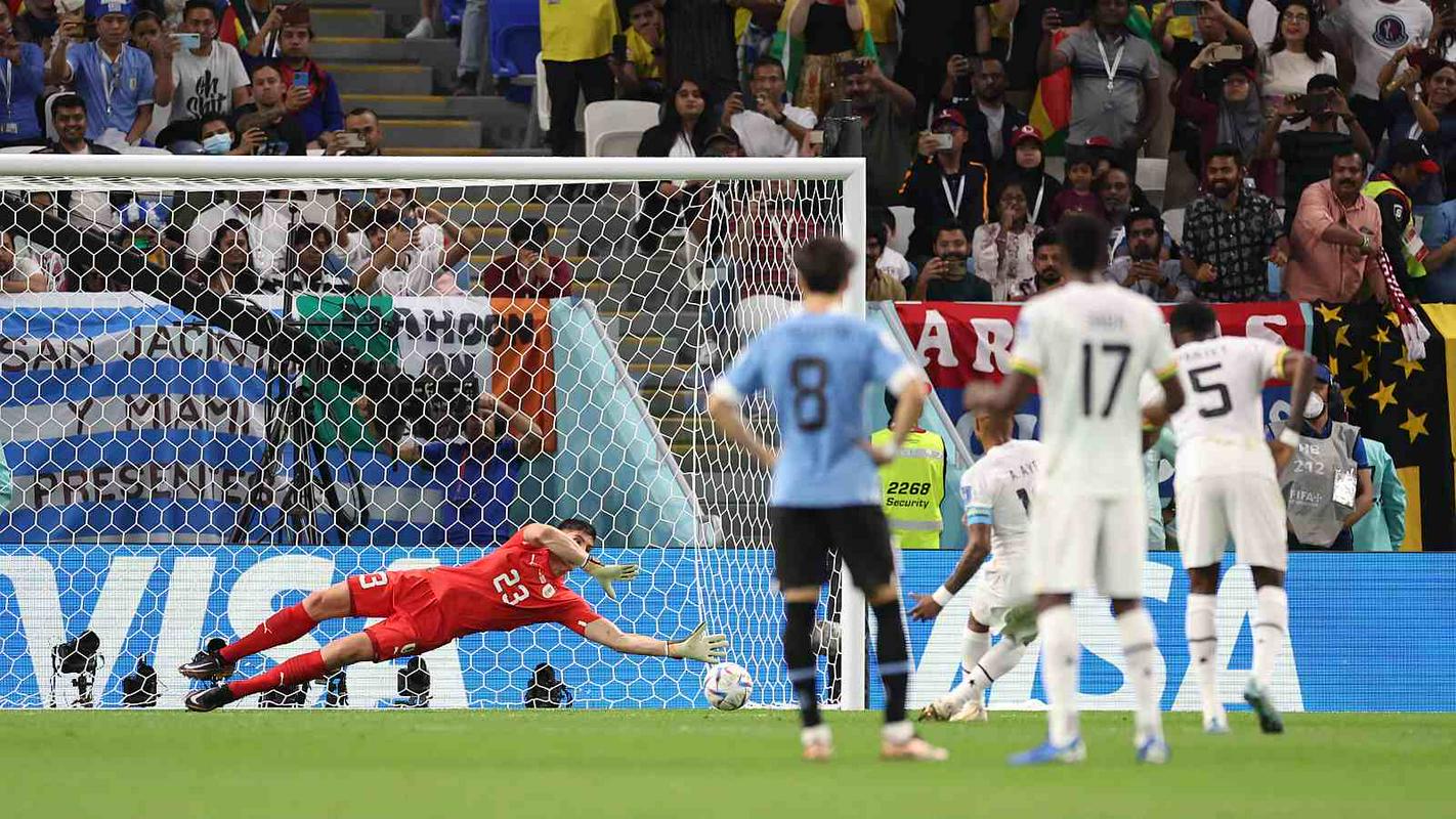 Takole je urugvajski vratar Sergio Rochet ubranil poskus Andreja Ayewa z bele točke. Ganci so še drugič na svetovnih prvenstvih proti Urugvaju zapravili 11-m. Leta 2010 je Fernando Muslera v 120. minuti ubranil strel Asamoahu Gyanu, ki bi svojo reprezentanco lahko izstrelil v zgodovinski polfinale. Foto: Reuters