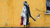 Neuspešen poskus kraje Banksyjeve ženske s plinsko masko s pročelja v Kijevu