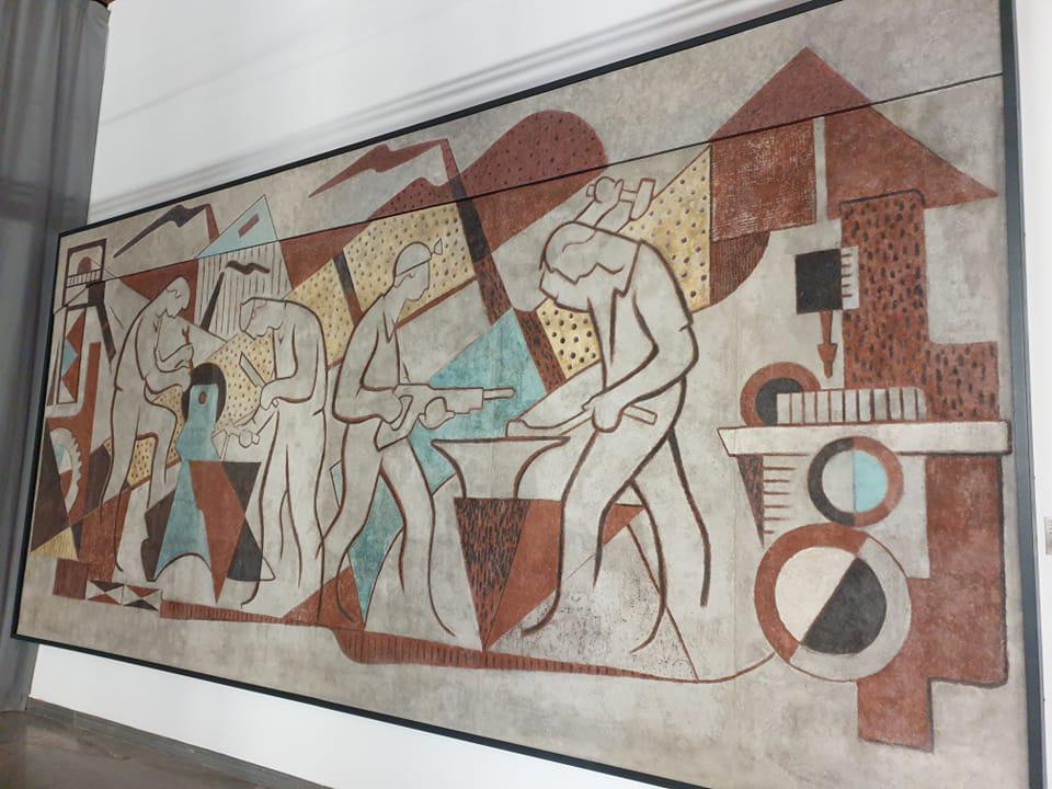 Ta obsežen sgraffito Maksa Kavčiča predstavlja pomemben segment slovenskega modernizma v likovni umetnosti. Foto: Občina Trbovlje