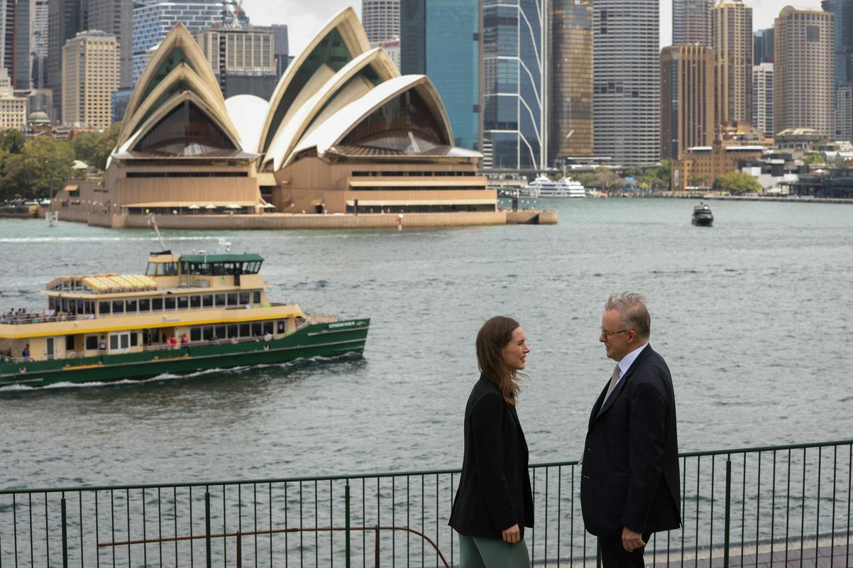 Sanna Marin z avstralskim premierjem Anthonyjem Albanesejem v Sydneyju. Foto: Reuters