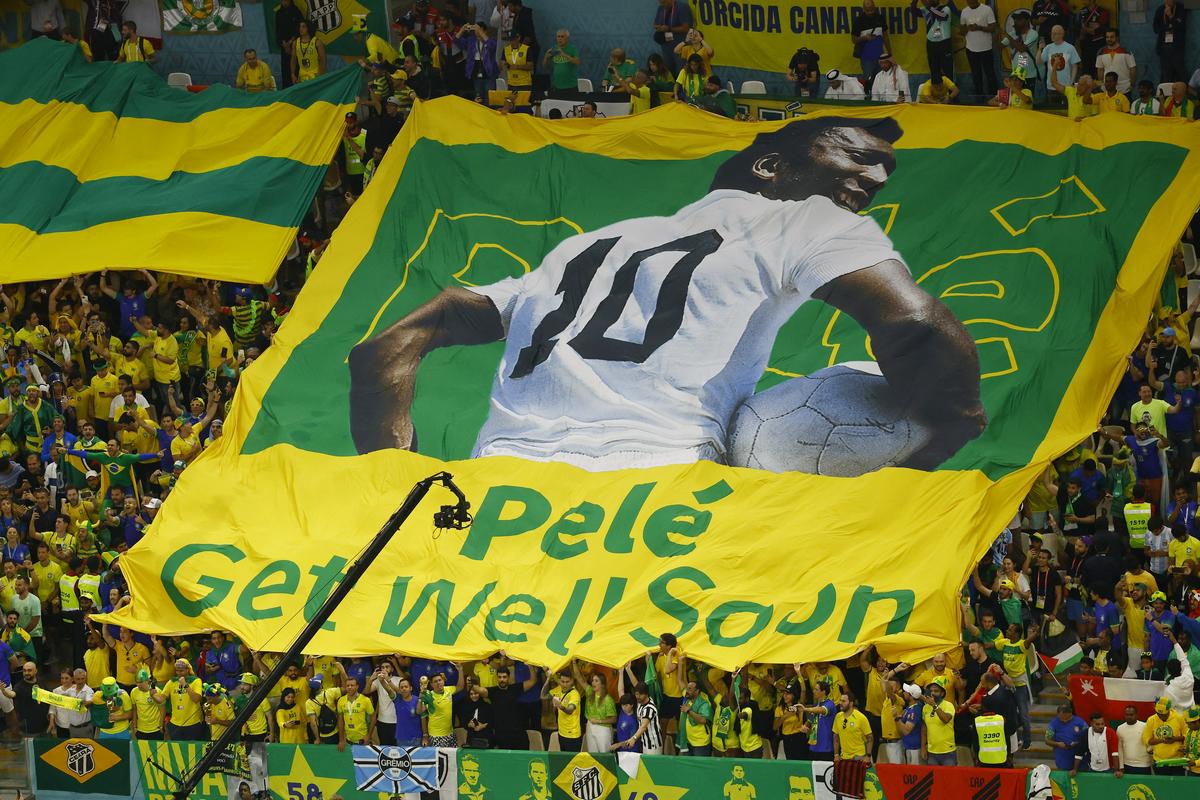 Legendarni Brazilec je nogometni turnir v Katarju spremljal kljub zdravstvenim težavam. V času prvenstva je celo odjeknila novica, da so 82-letnika zdravniki premestili v paliativno oskrbo. A se je nato sam oglasil in sporočil, da ostaja močan. Foto: Reuters