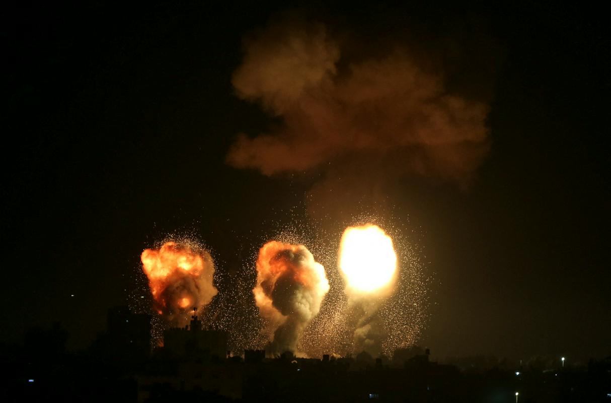 Eksplozije v Gazi kot posledice izraelskih napadov. Foto: Reuters