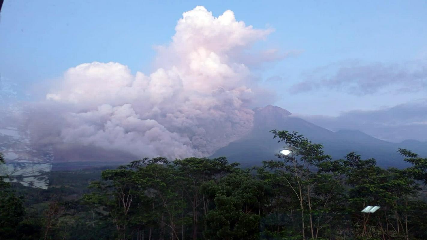 Izbruh ognjenika Semeru. Foto: EPA