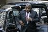 Južnoafriški predsednik Ramaphosa kljub aferi o veliki količini gotovine ne bo odstopil
