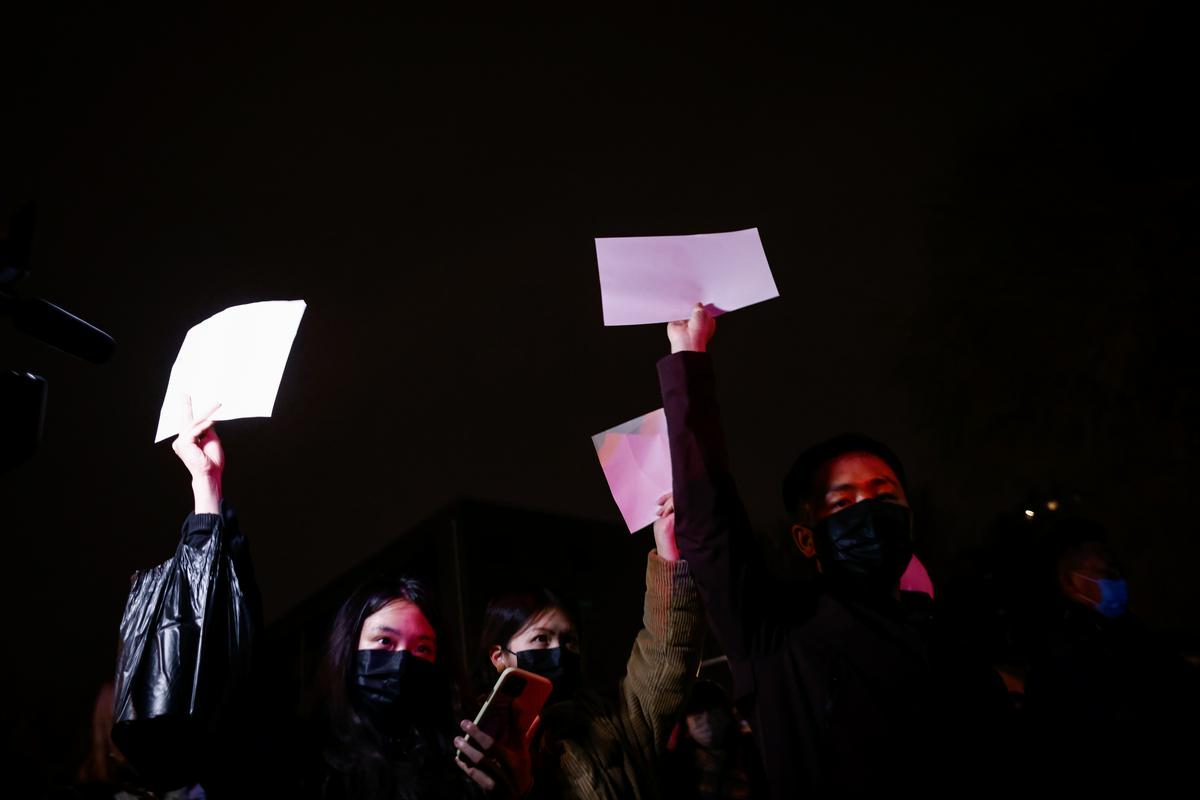 Posnetek s protesta v Pekingu, ki je nastal 27. novembra. Foto: EPA