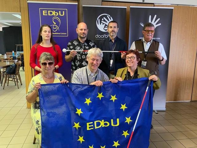 Na fotografiji so člani Izvršilnega odbora Evropske organizacije gluhoslepih (EDbU). Med njimi je tudi dr. Sanja Tarczay. Foto: Združenje Dodir