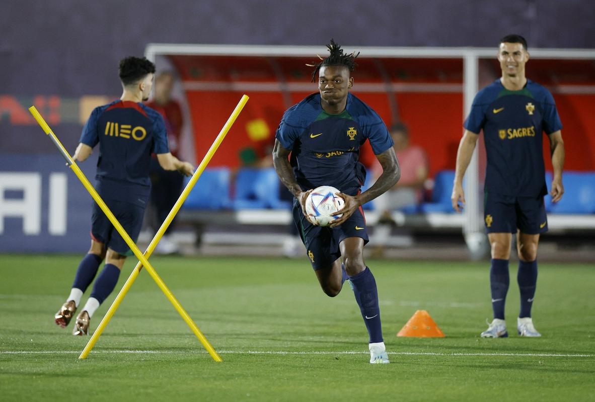 Rafael Leão je letos na 20 tekmah za Milan dosegel 7 golov in prispeval kar 9 podaj, za Portugalsko pa je ravno na tekmi z Gano dosegel svoj prvi reprezentančni zadetek. Za primerjavo: Ronaldo je na 16 tekmah za Manchester United dosegel 3 gole in prispeval 2 podaji, gol proti Gani z 11 metrov pa je bil njegov že 118. za Portugalsko. Foto: Reuters