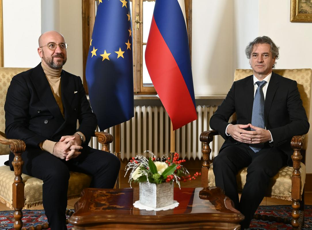 To je bil prvi delovni obisk Charlesa Michela v Sloveniji, odkar je vodenje slovenske vlade prevzel Robert Golob. Golob se je s predsednikom Evropskega sveta sicer srečal na svojem prvem obisku v tujini, ki ga je imel junija v Bruslju. Tudi takrat so pogovori potekali predvsem o pripravah na takratni vrh EU-ja. Foto: BoBo