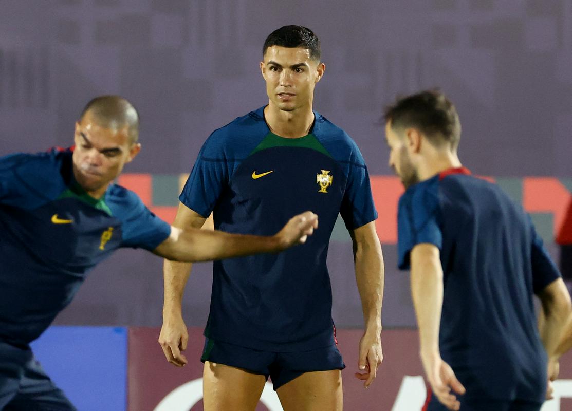 Cristiano Ronaldo vem causando drama no campo português desde o início dos curtos preparativos, mas isso significa que há muito mais tranquilidade para o resto do elenco santista.  Foto: AP