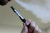 NIJZ: Prodajo elektronskih cigaret in nikotinskih vrečk čim prej omejiti, arome pa prepovedati