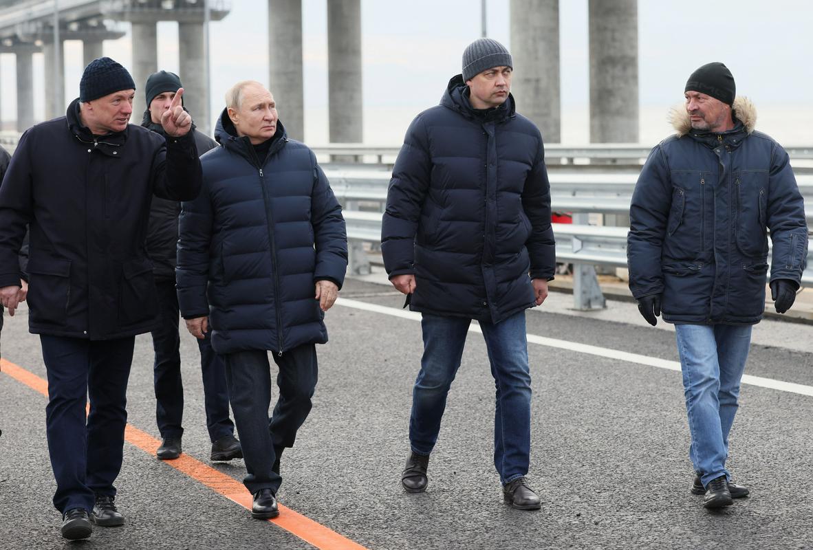 Putin se je sprehodil po Krimskem mostu. Foto: Reuters