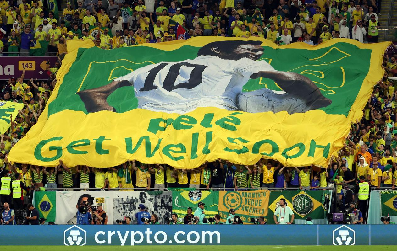 Brazilski navijači so se znova spomnili na Peleja, ki je na zdravljenju raka na debelem črevesju. Foto: EPA