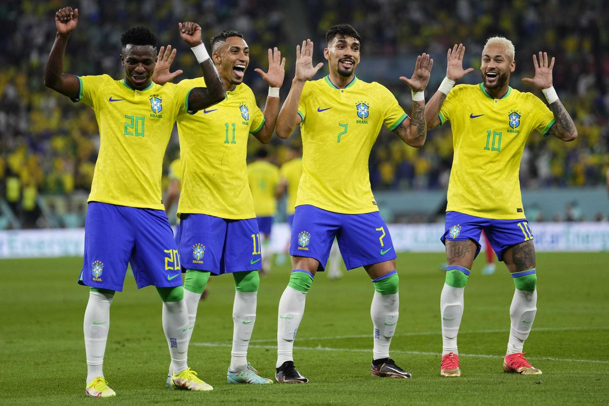 Najboljši prvi polčas pod Titejem, ki vodi Brazilijo od leta 2016 in ki je na 80 tekmah na klopi seleçãa doživel le šest porazov, kar 60-krat pa je zmagal. A kljub plesu in zabavi na koncu tudi za Brazilce štejejo le naslednje tri zmage. Foto: AP