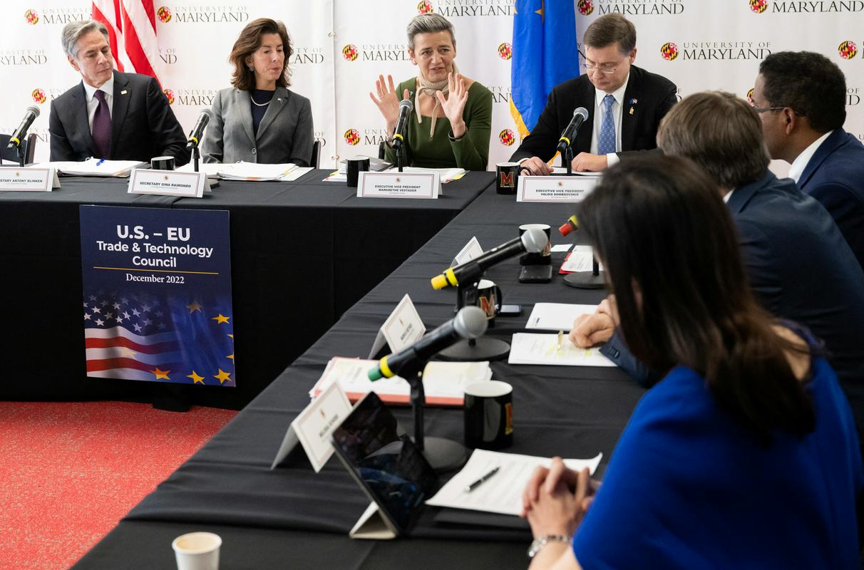 Zasedanje Sveta za trgovino in tehnologijo EU in ZDA, na katerem so predstavniki Bruslja opozorili ZDA na diskriminatornost ameriškega zakona za evropska podjetja. Foto: Reuters