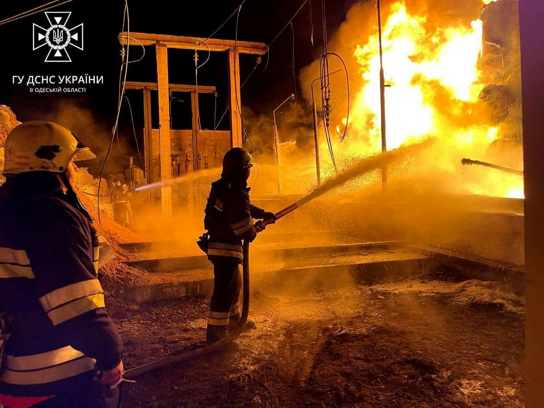 Ukrajinski gasilci gasijo požar v mestu Odesa po ruskih napadih. Foto: Reuters