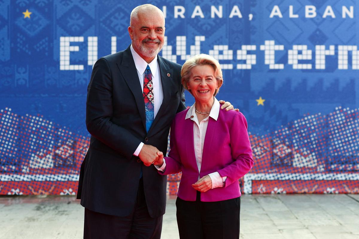 Ursula von der Leyen z gostiteljem, albanskim predsednikom Edijem Ramo. Foto: Reuters