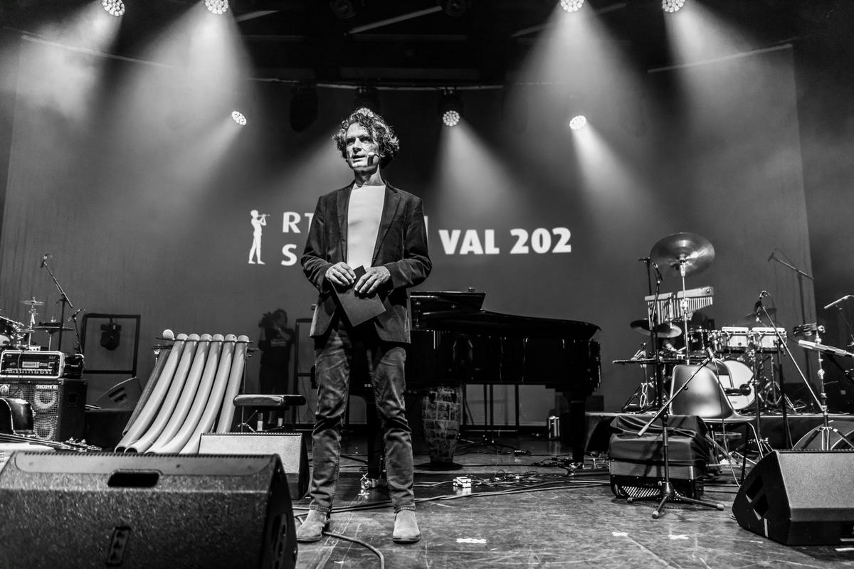 »Kdor pravi, da ni dobre slovenske glasbe, premalo posluša Val 202,« pravi Jure Longyka. Občinstvo ga je nagradilo z močnim aplavzom. Foto: Alan Orlič Belšak
