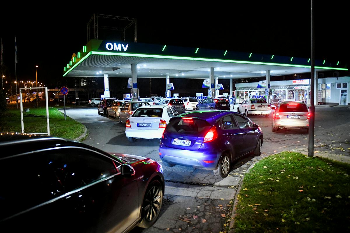 Pred bencinskimi servisi na Madžarskem so nastajale dolge kolone vozil. Foto: Reuters