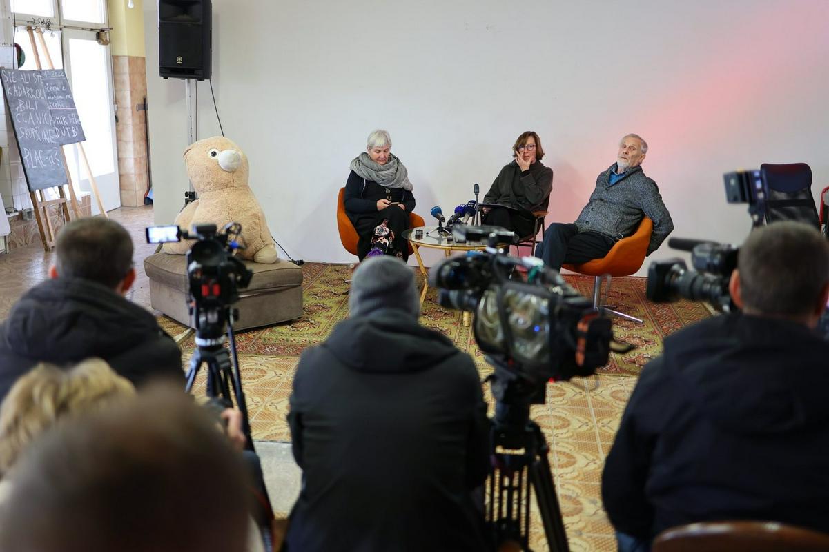 Z današnje novinarske konference, kjer so govorili Sandra Bašić Hrvatin, Kaja Lipnik Vehovar in Matjaž Hanžek. Foto: Črt Piksi