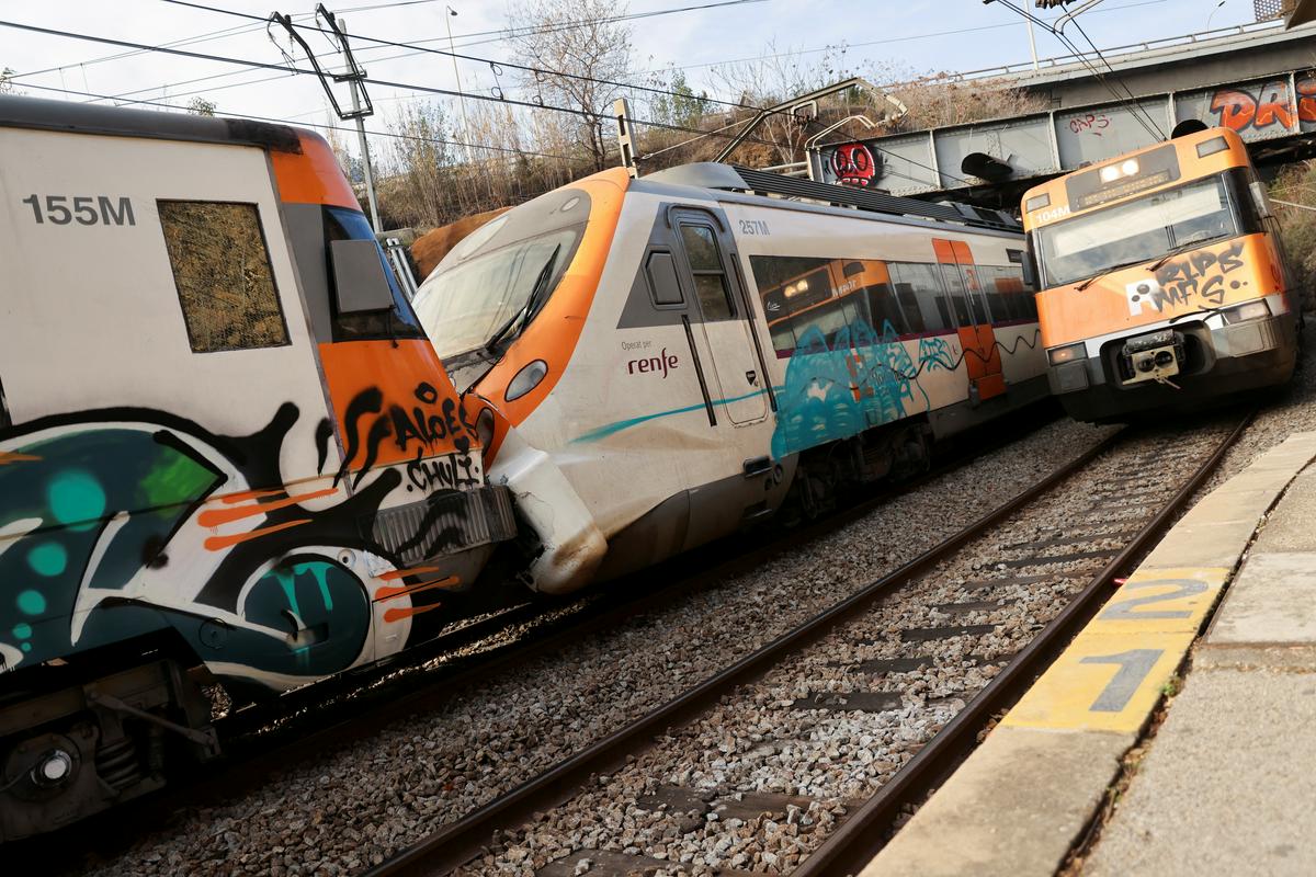 Vlak se je zaletel v drugega pri nizki hitrosti, zato hujših poškodb ni bilo. Foto: Reuters