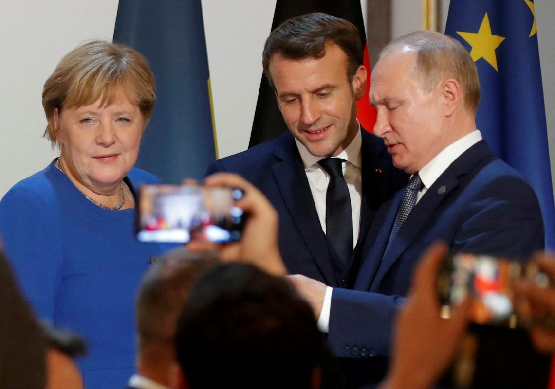 Merkel, Macron in Putin na vrhu t. i. normandijskega formata, ki ob Nemčiji, Franciji in Rusiji vključuje še Ukrajino, leta 2019 v Parizu. Dve leti pozneje je skušala obuditi pogovore, a je bila za to po lastnih besedah premalo vplivna. Foto: Reuters