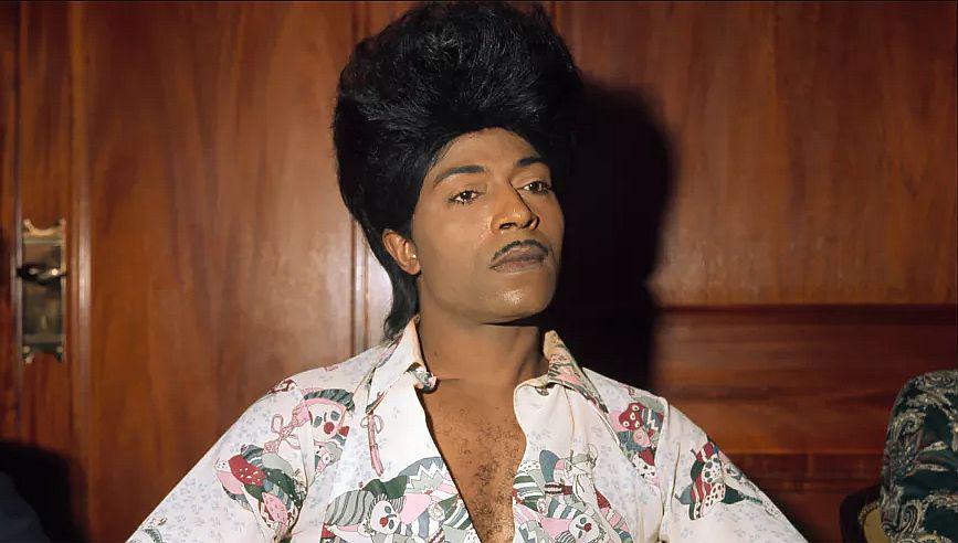Little Richard je prodal več kot 30 milijonov plošč po vsem svetu; poznan je bil po svojevrstnih nastopih, cvilečih krikih, hripavem glasu, bujnih pričeskah, značilnih brčicah in ekstravagantnih kostumih. Foto: IMDb